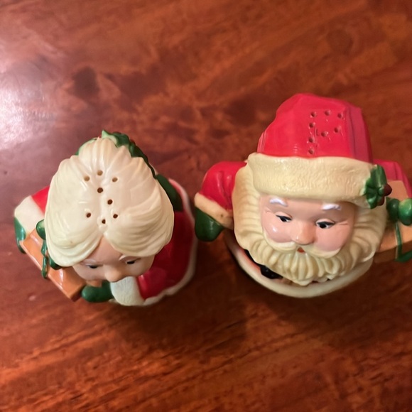 Vintage Hallmark Cards Inc Santa & Mrs. Claus Plastic Salt and Pepper Shakers - Picture 11 of 12